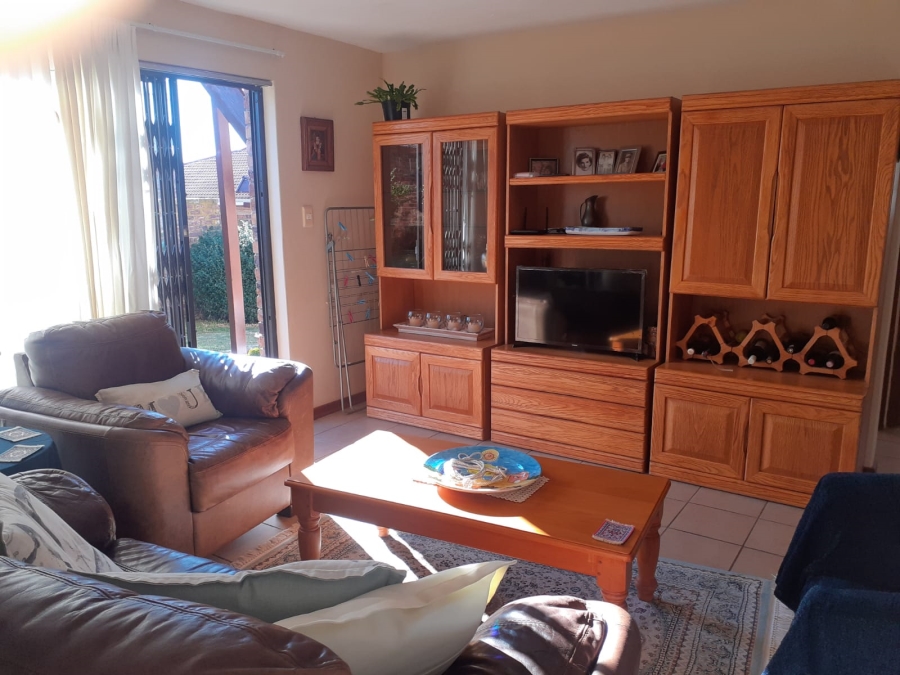 To Let 2 Bedroom Property for Rent in Wavecrest Eastern Cape